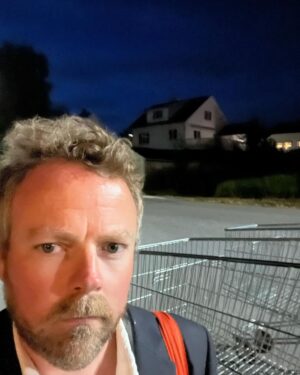 Torbjørn Røe Isaksen Instagram - Her har noen rampete ungdommer tatt to handlevogner og plassert dem et sted de ikke hører hjemme. Bildet er fra Porsgrunn, hvor jeg befinner meg, og jeg kan forstå at ungdommen gjerne vil utagere. Jeg følte meg litt ekstra levende selv  da jeg gikk forbi vognene. Samtidig er det viktig å huske at gamle damer — og små dyr, for eksempel ekorn — kan skade seg på vognene i mørket. Så min appell til ungdom — teenagers — er: Vær rampete, men med ansvar. Takk.