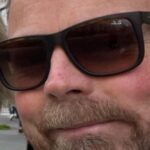 Torbjørn Røe Isaksen Instagram – —> En mørk erkjennelse før ferien. Vi vet alle sånn cirka hvem vi er i forskjellige serier. I FRIENDS er jeg Ross, i MODERN FAMILY han rødhårede fyren, i SKAM var jeg Nora (eller ville være Nora da). I GAME OF THRONES er jeg han litt tykke, beleste og klønete — Samwell Tarly. Men hva med BORGEN, den danske serien om politikk? Til mitt sjokk oppdaget jeg i går hvem jeg er. En tidligere politiker som går til pressen og nå analyserer sine tidligere kollegaer…jeg er skurken, jeg er Laugesen. Men uten høyden og utseendet til en nordisk halvgud. God sommer… —> (FOTO AV SKJERMEN FRA YOUTUBE).