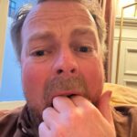 Torbjørn Røe Isaksen Instagram – Når du innser at du glemte å legge ut skrytebilde med bunad og flagg og hurra i går —> når du husker at du ikke er politiker lenger og ingen — seriøst, ingen — faktisk bryr seg om det lenger…hvis de noen gang overhodet gjorde det. Ad notam: Jeg har ikke tatt noen kunstige substanser på bilde to, jeg bare ga opp å ta et bilde som ikke ser slik ut.