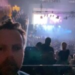 Torbjørn Røe Isaksen Instagram – Jeg har vært på konsert med ungdomsorkesteret @karpe_offisiell Det var mange ord, referanser og uttrykk jeg ikke forstod. Men jeg er ganske sikker på at orkesterets navn henspiller på det latinske uttrykket «carpe diem», mest kjent fra dikteren Horatius. Det er hyggelig at ungdommen holder den klassiske arven fra den latinske verden i hevd. Hold frem som De stevner! sier jeg.