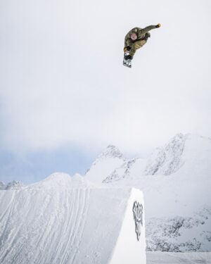 Torstein Horgmo Instagram - Hi everybody, here’s a photo of me doing an aerial maneuver by my wife @celiamiller1. It’s a fun time here in Austria! Snowboarding 👍🏻 Check it out. Shoutz @stubaizoo @primeparksessions