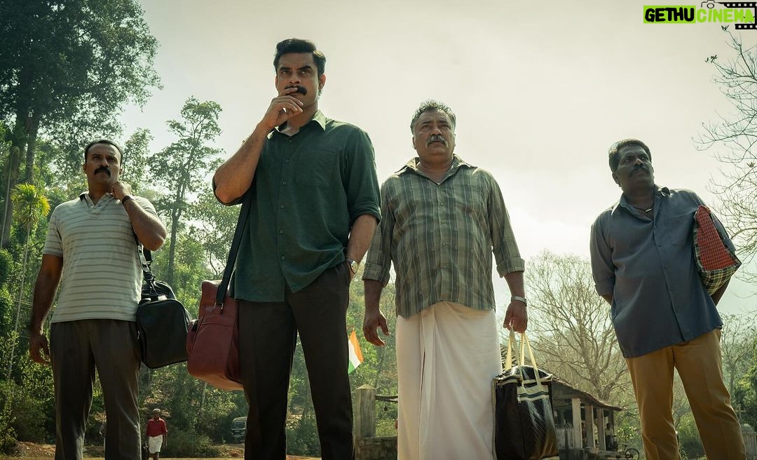 Tovino Thomas Instagram - ’Anweshipin Kandethum’ ’അന്വേഷിപ്പിൻ കണ്ടെത്തും’ #runningsuccessfully #intheatresnearyou @rajagopal_rahul @vineeth_thattil_david @pramod_veliyanadu @darwinkuriakose @dolwinkuriakose 📷: @sinat_savier