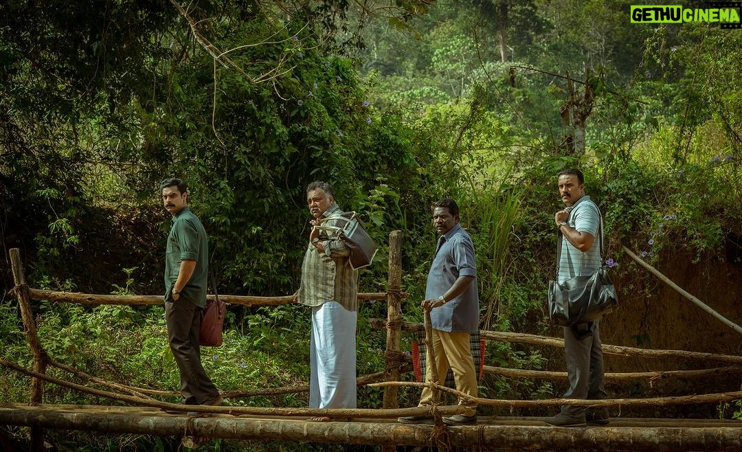 Tovino Thomas Instagram - ’Anweshipin Kandethum’ ’അന്വേഷിപ്പിൻ കണ്ടെത്തും’ #runningsuccessfully #intheatresnearyou @rajagopal_rahul @vineeth_thattil_david @pramod_veliyanadu @darwinkuriakose @dolwinkuriakose 📷: @sinat_savier
