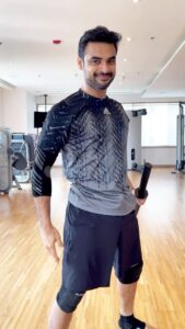 Tovino Thomas Instagram - 🥷🏻😁 . . . . . . Ninja training: avoiding banana peels since forever. 🍌