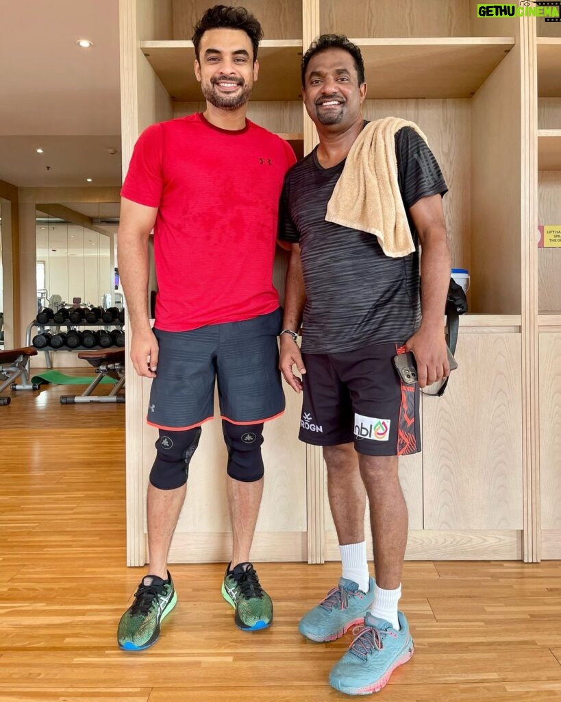 Tovino Thomas Instagram - Wow, today's workout just got super exciting.💫 I had the privilege of meeting the one and only legendary spinner,Muttiah Muralitharan 🤩 @murali_800 #Fanboymoment