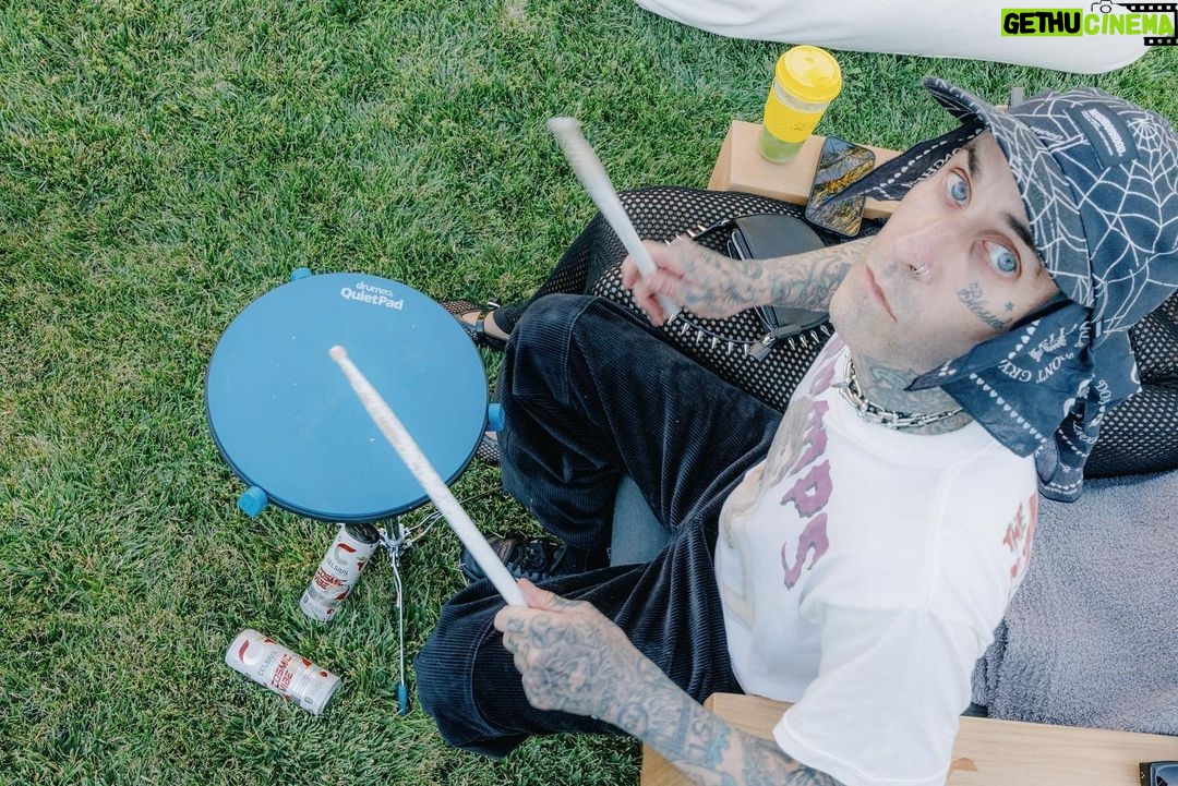 Travis Barker Instagram - Fight night @celsiusofficial