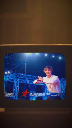 Tristan Defeuillet-Vang Instagram - Sur la première vidéo, j’ai 19 ans, je suis étudiant boursier échelon MAX et… j’ai un rêve en tête. 

Sur la dernière, j’en ai 25 et je donne une conférence TedX pour expliquer mon chemin de vie atypique. 

Et entre deux… il s’est passé 2-3 trucs. 🔙

Aussi cheesy que ca puisse paraître, vous avez changé la vie de ce gamin à qui on a toujours reproché de rêver trop gros. 💭

Et aujourd’hui j’réussis toujours pas à réaliser que vous êtes + d’1 MILLION à suivre mon taff quotidiennement et j’sais pas comment vous remercier de tout ce que vous m’apportez au quotidien… 

Ceux qui suivent vraiment savent que ces vidéos représentent bien plus QUE de simple vidéos. 

Moi j’vois des moments de vie qu’on a partagé ensemble. 

Des putains de souvenirs où on a expérimenté  ensemble, appris ensemble & surtout… grandi ENSEMBLE, depuis plus de 6 ans 🦋

Alors à chaque personne qui a m’a autorisé à virtuellement passer du temps à ses côtés et faire de ce rêve une réalité : sache que t’es pas un chiffre derrière l’écran pour moi, j’te vois, et j’tiens à te hug vraiment fort 🫂

… et promis c’est que le début. #PracticeMakesPerfect #ForeverGrateful #TeamBuddies

D.A : @tanguy_sml 🎥💟

Sans oublier les hommes de l’ombre sans qui j’en serais pas là : @jonathan.enjalbert @dylou_yt @tanguy_sml @tom_engloo @armand_ldm 🤍