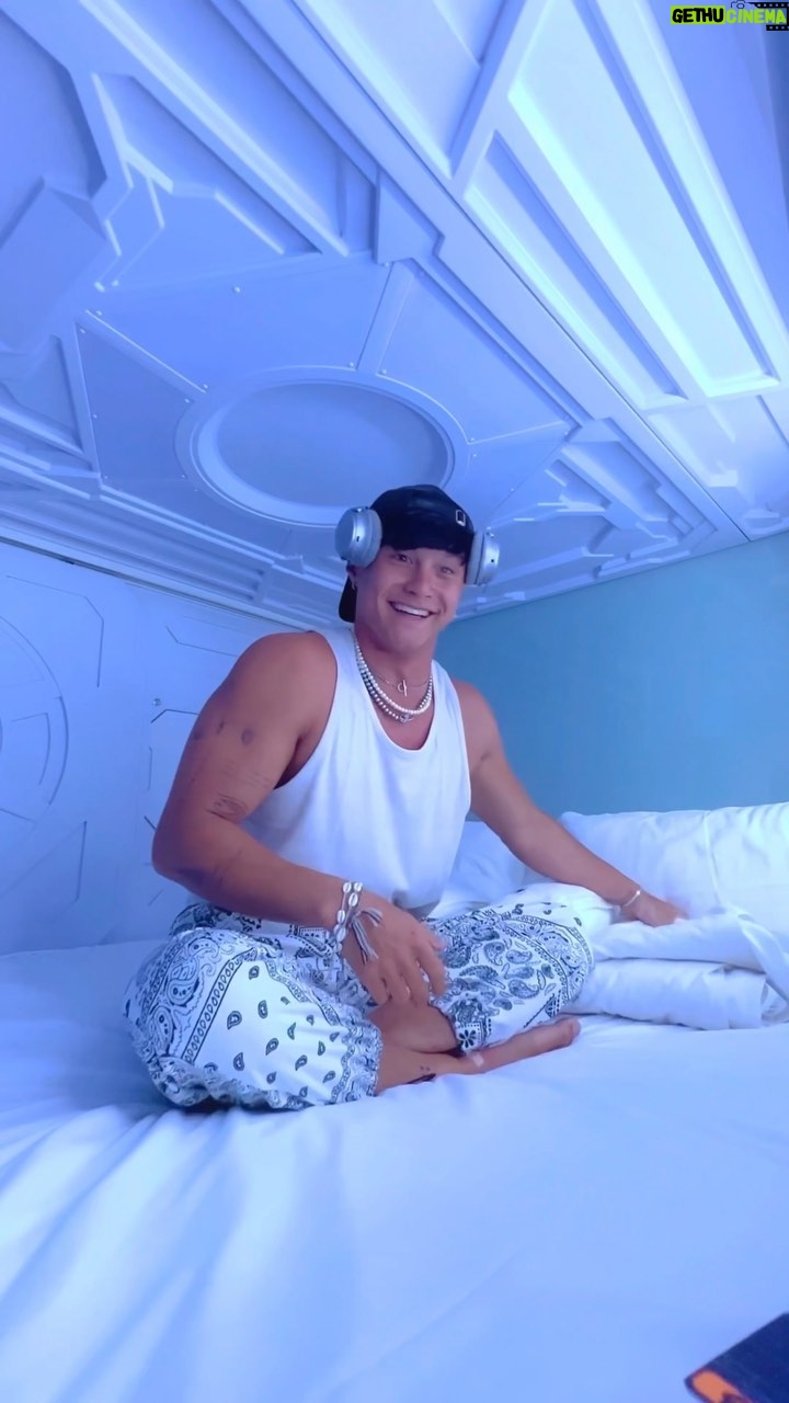 Tristan Defeuillet-Vang - 11.1K Likes - Dormir dans une capsule Dragon Ball Z 🤨
#HotelCapsule