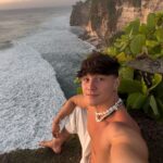 Tristan Defeuillet-Vang Instagram - En attendant la vidéo de ce soir… 🌅 #SunsetLover Island of Gods - Bali