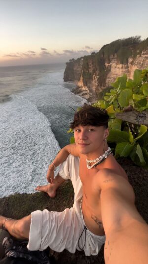 Tristan Defeuillet-Vang Instagram - En attendant la vidéo de ce soir… 🌅

#SunsetLover