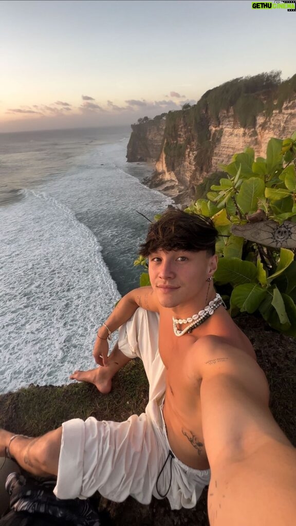 Tristan Defeuillet-Vang Instagram - En attendant la vidéo de ce soir… 🌅 #SunsetLover Island of Gods - Bali