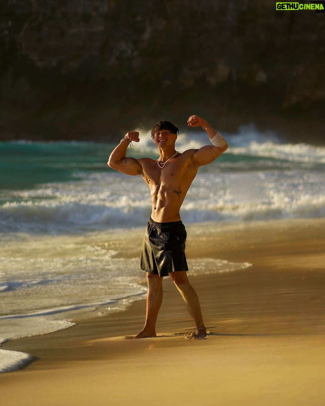 Tristan Defeuillet-Vang - 15.6K Likes - Toi aussi quand tu retrouves des photos d’avant tu te dis TOUJOURS que t’étais mieux avant alors qu’à cette période tu te trouvais trop comme-ci ou pas assez comme-ça ? 🤣
Ptn de cerveau humain qui veut toujours se comparer et vouloir plus que ce qu’on a déjà 😮💨🧠
Bref, retrouver cette photo de l’année dernière me donne bien envie de me remettre au charbon niveau shape parce que laaaaaaa c’est plus trop ça 🫠
Step by step. #PracticeMakesPerfect
Thanks @journeyious for the random shot 📸🤍