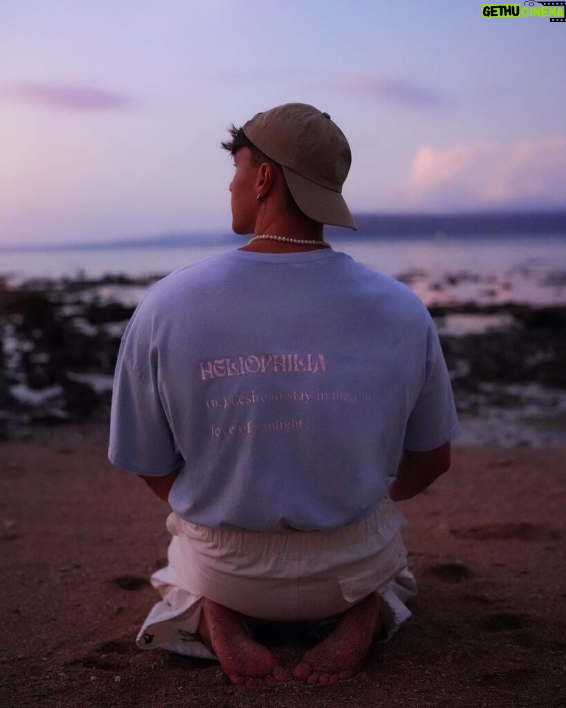 Tristan Defeuillet-Vang Instagram - 𝐡é𝐥𝐢𝐨𝐩𝐡𝐢𝐥𝐞, 𝙖𝙙𝙟𝙚𝙘𝙩𝙞𝙛 Caractérise une espèce recherchant activement la lumière et s'épanouissant avec une exposition au soleil 🌞 En bref… la définition d’un Buddy. ☺️ Collection SUMMER VIBE dispo dès demain midi 🌺 Island of Gods - Bali