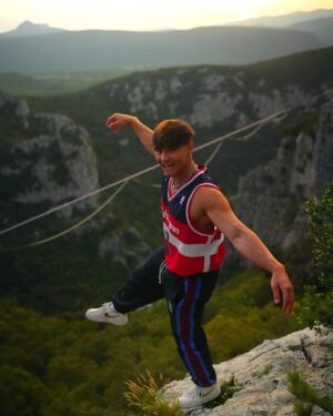 Tristan Defeuillet-Vang Instagram - Tellement busy en ce moment que j’ai même pas pu vous poster ces BTS plus tôt 😮‍💨

Petit retour en arrière sur ce dernier PMP #Highline (#4 des tendances YouTube 🥰)

Merci du love & du soutien permanent la team 🤍

Tu sais quoi faire si tu l’as pas encore vu eheh 👀