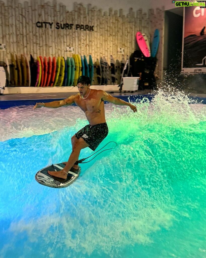 Tristan Defeuillet-Vang Instagram - Le flow c’est juste grâce au short @pmp_factory 🦋🏄‍♂️ City Surf Park