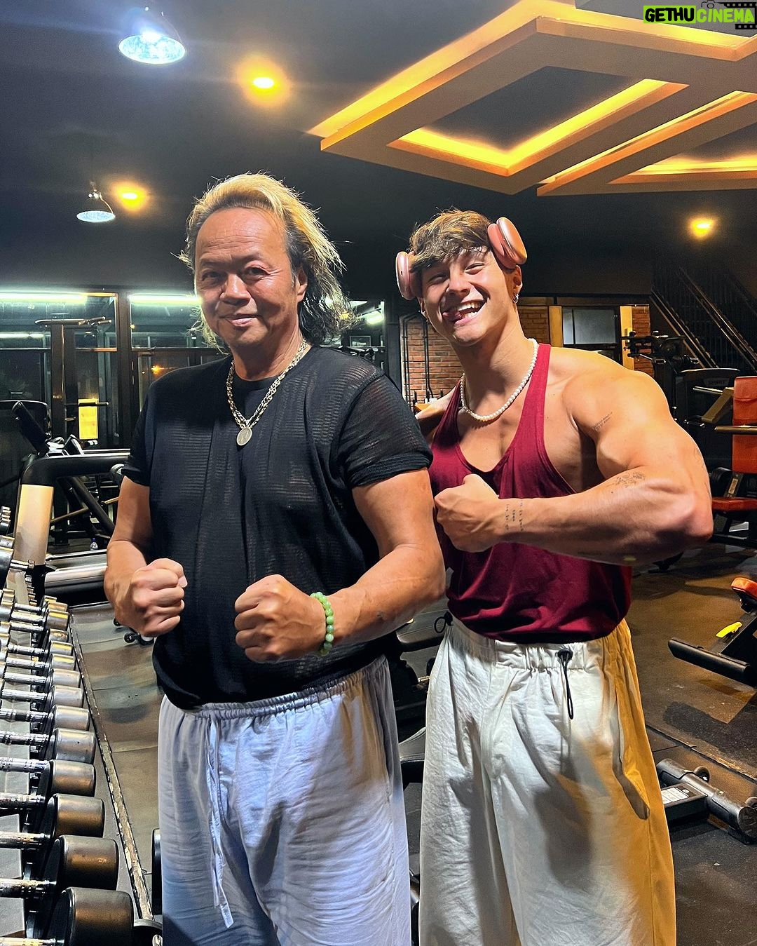 Tristan Defeuillet-Vang - 13.6K Likes - Rangez vos daronnes 😮💨
No joke, 57 ans et le padre à la salle tous les soirs avec Buddy… 👏🏼
C’est quoi ton excuse déjà ? 🧐