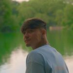 Tristan Defeuillet-Vang Instagram - ARRÊTE DE SCROLLER et prends une GRANDE inspiration tout doucement… tu sens l’air FRAIS qui rentre par tes narines et remplit tes poumons d’oxygène par un processus TOTALEMENT automatisé et inconscient qui te permet d’exister alors que t’as rien demandé ? 💭 Bien. Maintenant expire lentement et constate l’air CHAUD qui en ressort… 🌬️ C’est marrant tu fais ça environ 25.000 fois / jour pourtant tu viens de le remarquer ? 🤔 Belle machine ce petit corps n’est-ce-pas ? 🧘🏼‍♀️ Voilà c’est tout. Bonne journée. 🤍 Parc de la Tête-d'Or