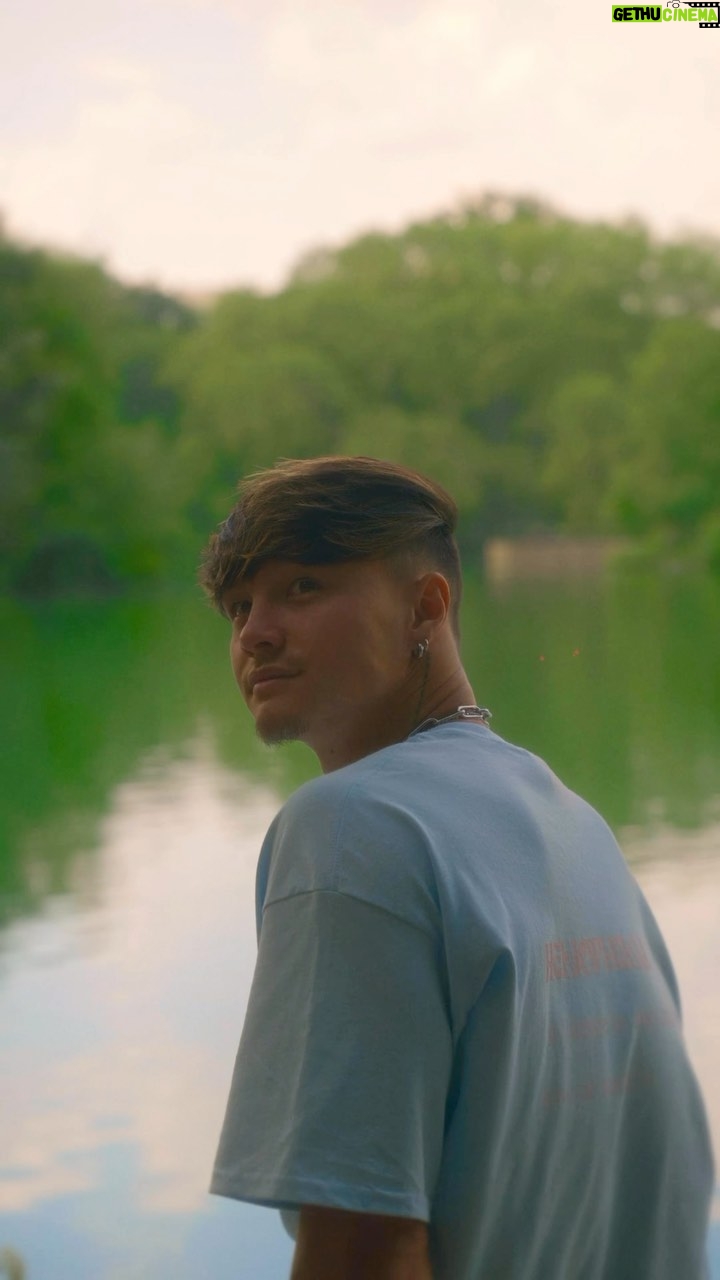 Tristan Defeuillet-Vang - 14.1K Likes - ARRÊTE DE SCROLLER et prends une GRANDE inspiration tout doucement… tu sens l’air FRAIS qui rentre par tes narines et remplit tes poumons d’oxygène par un processus TOTALEMENT automatisé et inconscient qui te permet d’exister alors que t’as rien demandé ? 💭
Bien. Maintenant expire lentement et constate l’air CHAUD qui en ressort… 🌬️
C’est marrant tu fais ça environ 25.000 fois / jour pourtant tu viens de le remarquer ? 🤔
Belle machine ce petit corps n’est-ce-pas ? 🧘🏼♀️
Voilà c’est tout. Bonne journée. 🤍