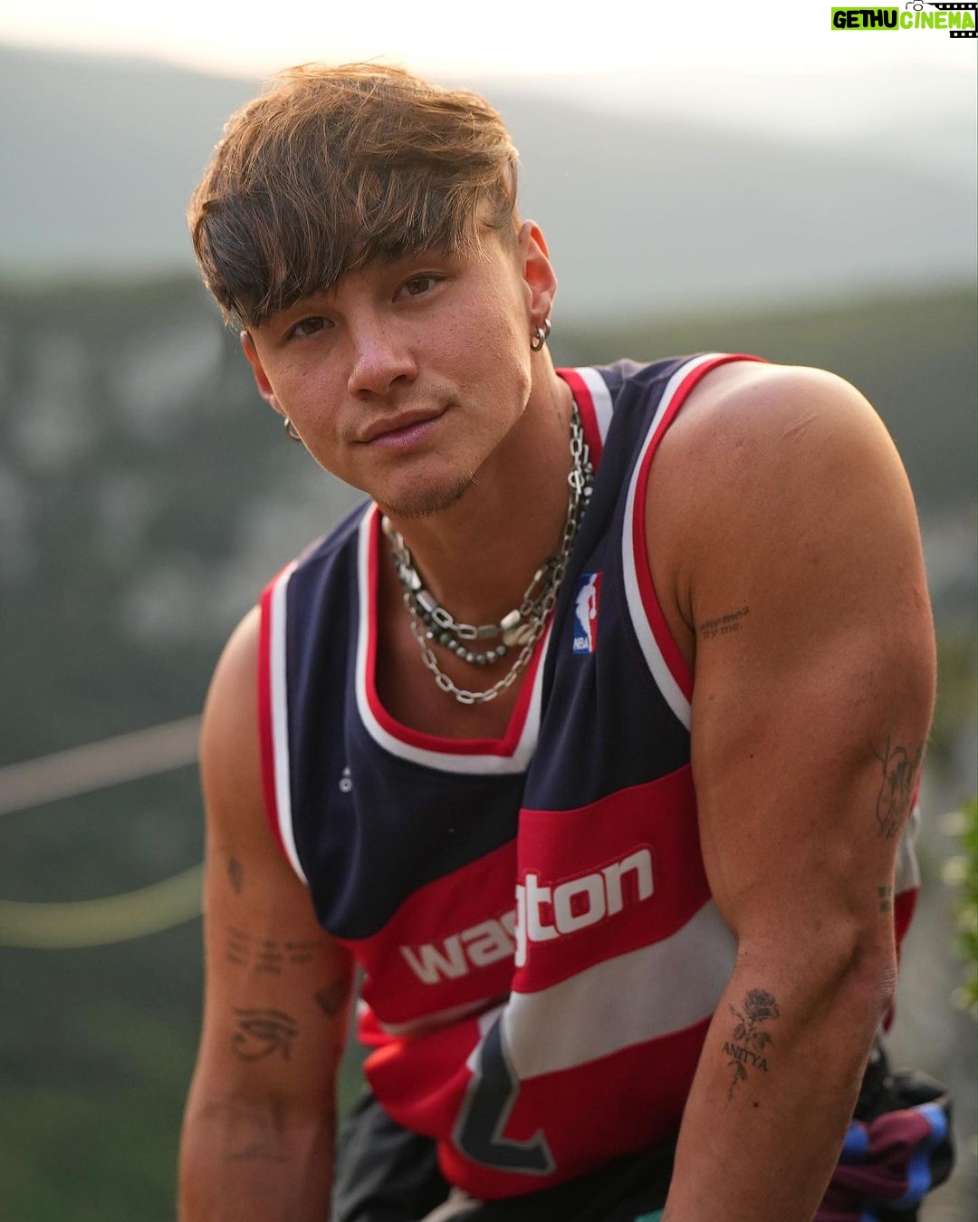 Tristan Defeuillet-Vang - 18.4K Likes - Tellement busy en ce moment que j’ai même pas pu vous poster ces BTS plus tôt 😮💨
Petit retour en arrière sur ce dernier PMP #Highline (#4 des tendances YouTube 🥰)
Merci du love & du soutien permanent la team 🤍
Tu sais quoi faire si tu l’as pas encore vu eheh 👀