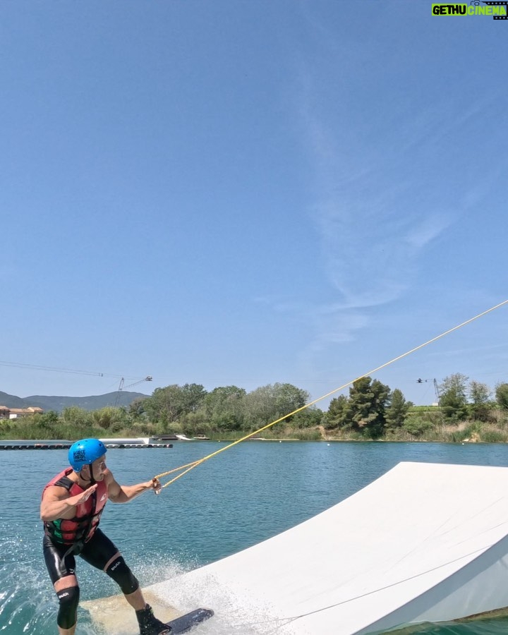 Tristan Defeuillet-Vang - 17.1K Likes - Nouvelle vidéo en ligne, un vrai PMP comme on les aime 😮💨🤌🏽
1) premier jour 😎
2) en plein try-hard pour tenter de rentrer le backflip
3) dire bonjour à un module avec son genou
4) taux de ressemblance 100%
5) @dylou_yt qui shoot his shot
6) @tanguy_sml qui veut plus filmer
7) des riders qui ont AUCUNE idée de ce qui les attend
8) un bon 95B
Merci @pierre.ltz_ pour la 2eme vidéo 🤍