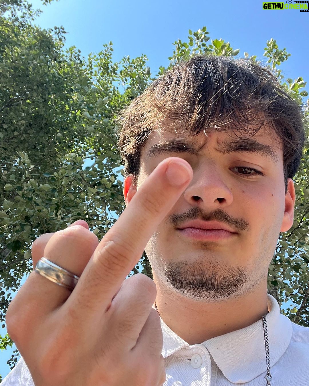 Tristan Defeuillet-Vang - 17.1K Likes - Nouvelle vidéo en ligne, un vrai PMP comme on les aime 😮💨🤌🏽
1) premier jour 😎
2) en plein try-hard pour tenter de rentrer le backflip
3) dire bonjour à un module avec son genou
4) taux de ressemblance 100%
5) @dylou_yt qui shoot his shot
6) @tanguy_sml qui veut plus filmer
7) des riders qui ont AUCUNE idée de ce qui les attend
8) un bon 95B
Merci @pierre.ltz_ pour la 2eme vidéo 🤍