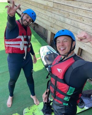 Tristan Defeuillet-Vang Instagram - Nouvelle vidéo en ligne, un vrai PMP comme on les aime 😮‍💨🤌🏽

1) premier jour 😎
2) en plein try-hard pour tenter de rentrer le backflip
3) dire bonjour à un module avec son genou 
4) taux de ressemblance 100% 
5) @dylou_yt qui shoot his shot 
6) @tanguy_sml qui veut plus filmer 
7) des riders qui ont AUCUNE idée de ce qui les attend 
8) un bon 95B

Merci @pierre.ltz_ pour la 2eme vidéo 🤍