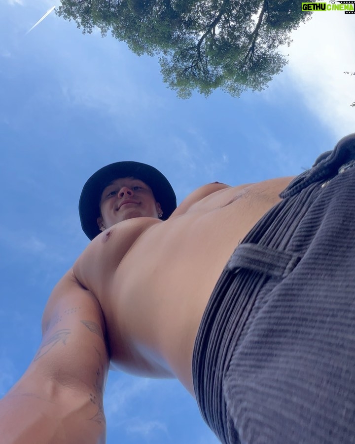 Tristan Defeuillet-Vang - 17.1K Likes - Nouvelle vidéo en ligne, un vrai PMP comme on les aime 😮💨🤌🏽
1) premier jour 😎
2) en plein try-hard pour tenter de rentrer le backflip
3) dire bonjour à un module avec son genou
4) taux de ressemblance 100%
5) @dylou_yt qui shoot his shot
6) @tanguy_sml qui veut plus filmer
7) des riders qui ont AUCUNE idée de ce qui les attend
8) un bon 95B
Merci @pierre.ltz_ pour la 2eme vidéo 🤍