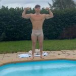 Tristan Defeuillet-Vang Instagram - Jour 3 merci au revoir ❄️😂 @dylou_yt mtn on peut officiellement l’appeler DYLOUTRE 🦦 #BainFroid #ColdPlunge Mâcon, France