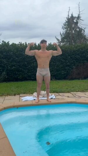 Tristan Defeuillet-Vang Instagram - Jour 3 merci au revoir ❄️😂

@dylou_yt mtn on peut officiellement l’appeler DYLOUTRE 🦦 

#BainFroid #ColdPlunge