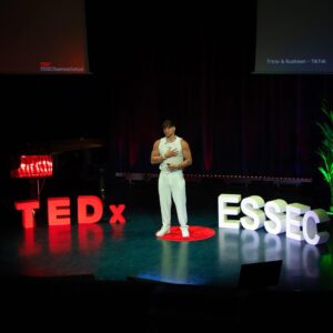 Tristan Defeuillet-Vang Instagram - Petit Tristan qui s’est construit en regardant 3 TEDx par jour aurait du mal à croire que ces photos sont réelles et pourtant… 🥹🤌🏽

LA MIF ON A FAIT UN TEDx TALKS ZEBBBBBBBI 🤯😳😮‍💨😮‍💨

C’était CLAIREMENT l’expérience la plus STRESSANTE de ma vie et y’a trop de chose à dire en un seul post Insta’ alors… 

Je t’attends sur YouTube. 

À TOUT DE SUITE 🤍