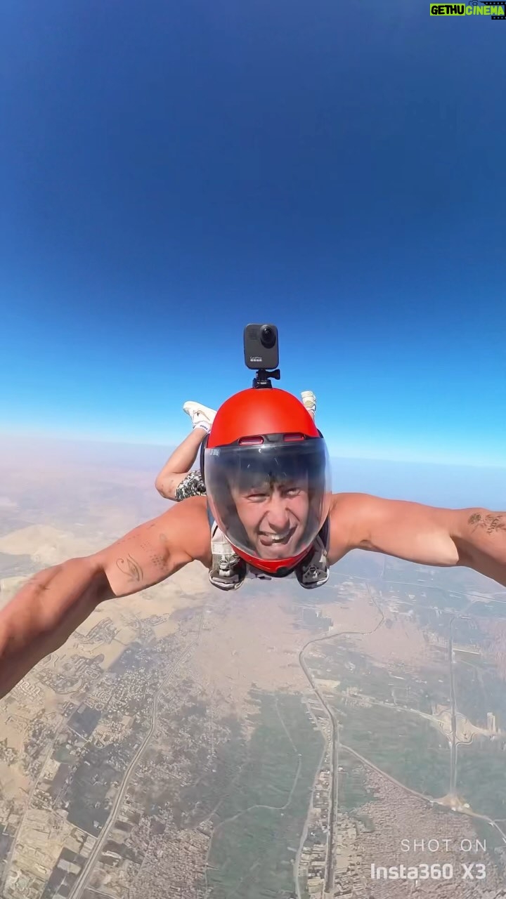 Tristan Defeuillet-Vang Instagram - POV : tu passes de tourner des vidéos dans ta chambre à sauter d’un C-130 au dessus des pyramides de Gizeh pour YouTube 😮‍💨🪂 #Pyramides #Parachutisme #PracticeMakesPerfect The Pyramids - Cairo, Egypt