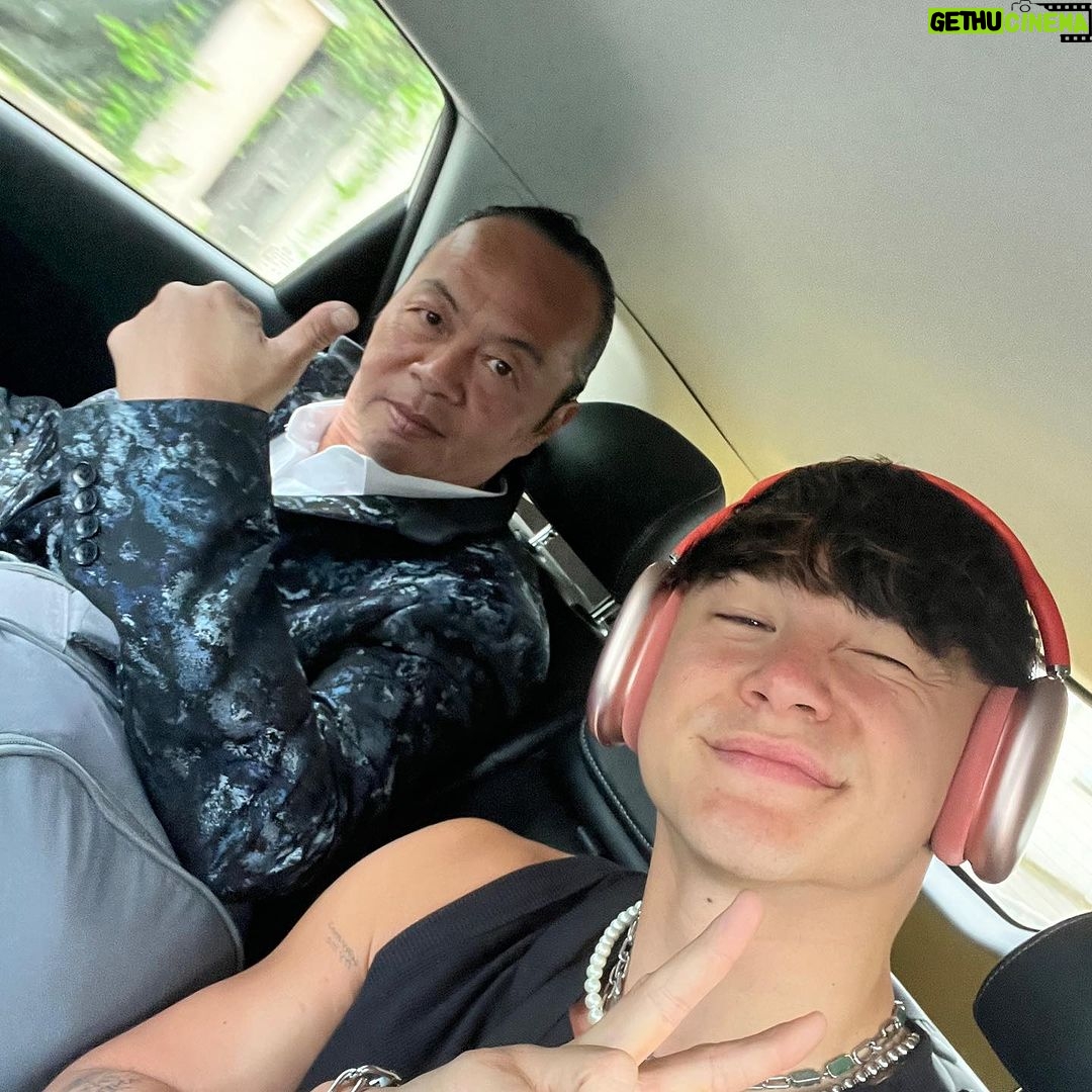 Tristan Defeuillet-Vang - 15.3K Likes - Petit Tristan qui s’est construit en regardant 3 TEDx par jour aurait du mal à croire que ces photos sont réelles et pourtant… 🥹🤌🏽
LA MIF ON A FAIT UN TEDx TALKS ZEBBBBBBBI 🤯😳😮💨😮💨
C’était CLAIREMENT l’expérience la plus STRESSANTE de ma vie et y’a trop de chose à dire en un seul post Insta’ alors…
Je t’attends sur YouTube.
À TOUT DE SUITE 🤍