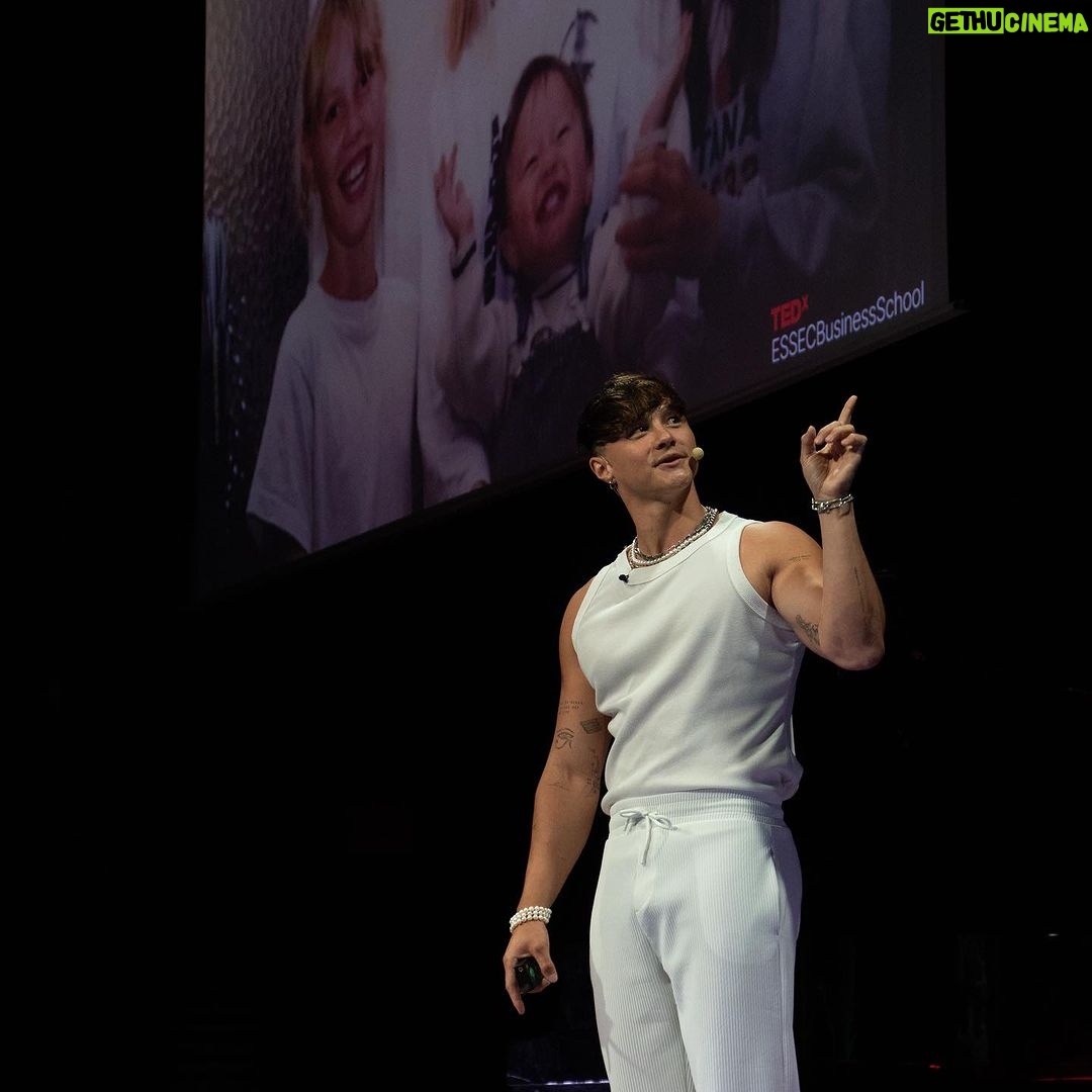Tristan Defeuillet-Vang - 15.3K Likes - Petit Tristan qui s’est construit en regardant 3 TEDx par jour aurait du mal à croire que ces photos sont réelles et pourtant… 🥹🤌🏽
LA MIF ON A FAIT UN TEDx TALKS ZEBBBBBBBI 🤯😳😮💨😮💨
C’était CLAIREMENT l’expérience la plus STRESSANTE de ma vie et y’a trop de chose à dire en un seul post Insta’ alors…
Je t’attends sur YouTube.
À TOUT DE SUITE 🤍