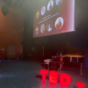 Tristan Defeuillet-Vang Instagram - Petit Tristan qui s’est construit en regardant 3 TEDx par jour aurait du mal à croire que ces photos sont réelles et pourtant… 🥹🤌🏽

LA MIF ON A FAIT UN TEDx TALKS ZEBBBBBBBI 🤯😳😮‍💨😮‍💨

C’était CLAIREMENT l’expérience la plus STRESSANTE de ma vie et y’a trop de chose à dire en un seul post Insta’ alors… 

Je t’attends sur YouTube. 

À TOUT DE SUITE 🤍
