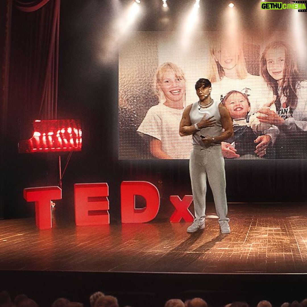 Tristan Defeuillet-Vang - 15.3K Likes - Petit Tristan qui s’est construit en regardant 3 TEDx par jour aurait du mal à croire que ces photos sont réelles et pourtant… 🥹🤌🏽
LA MIF ON A FAIT UN TEDx TALKS ZEBBBBBBBI 🤯😳😮💨😮💨
C’était CLAIREMENT l’expérience la plus STRESSANTE de ma vie et y’a trop de chose à dire en un seul post Insta’ alors…
Je t’attends sur YouTube.
À TOUT DE SUITE 🤍