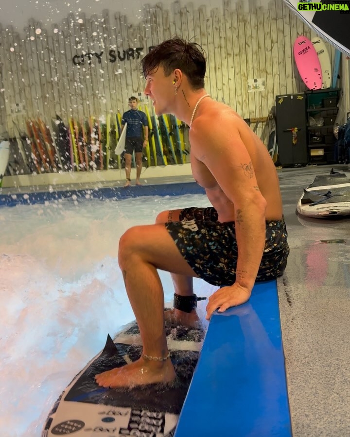 Tristan Defeuillet-Vang Instagram - Le flow c’est juste grâce au short @pmp_factory 🦋🏄‍♂️ City Surf Park