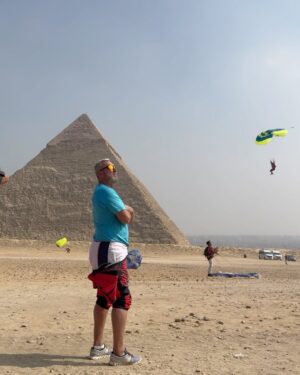 Tristan Defeuillet-Vang Instagram - Photo dump d’une des expériences les plus folles de ma vie 🇪🇬🪂 

Pour voir comment un débutant en parachutisme tente une des figures les plus durs du Freefly au dessus des pyramides… rdv sur YouTube ❤️

#PMP #Parachutisme #Freefly

Shot by @zendom_ 🫶🏼
Shirt by @optiongravity 🫶🏼
Coached by @gregcrozier.airwax & @karinejoly.airwax ❤️