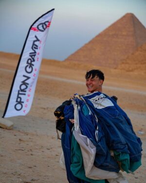 Tristan Defeuillet-Vang Instagram - Photo dump d’une des expériences les plus folles de ma vie 🇪🇬🪂 

Pour voir comment un débutant en parachutisme tente une des figures les plus durs du Freefly au dessus des pyramides… rdv sur YouTube ❤️

#PMP #Parachutisme #Freefly

Shot by @zendom_ 🫶🏼
Shirt by @optiongravity 🫶🏼
Coached by @gregcrozier.airwax & @karinejoly.airwax ❤️