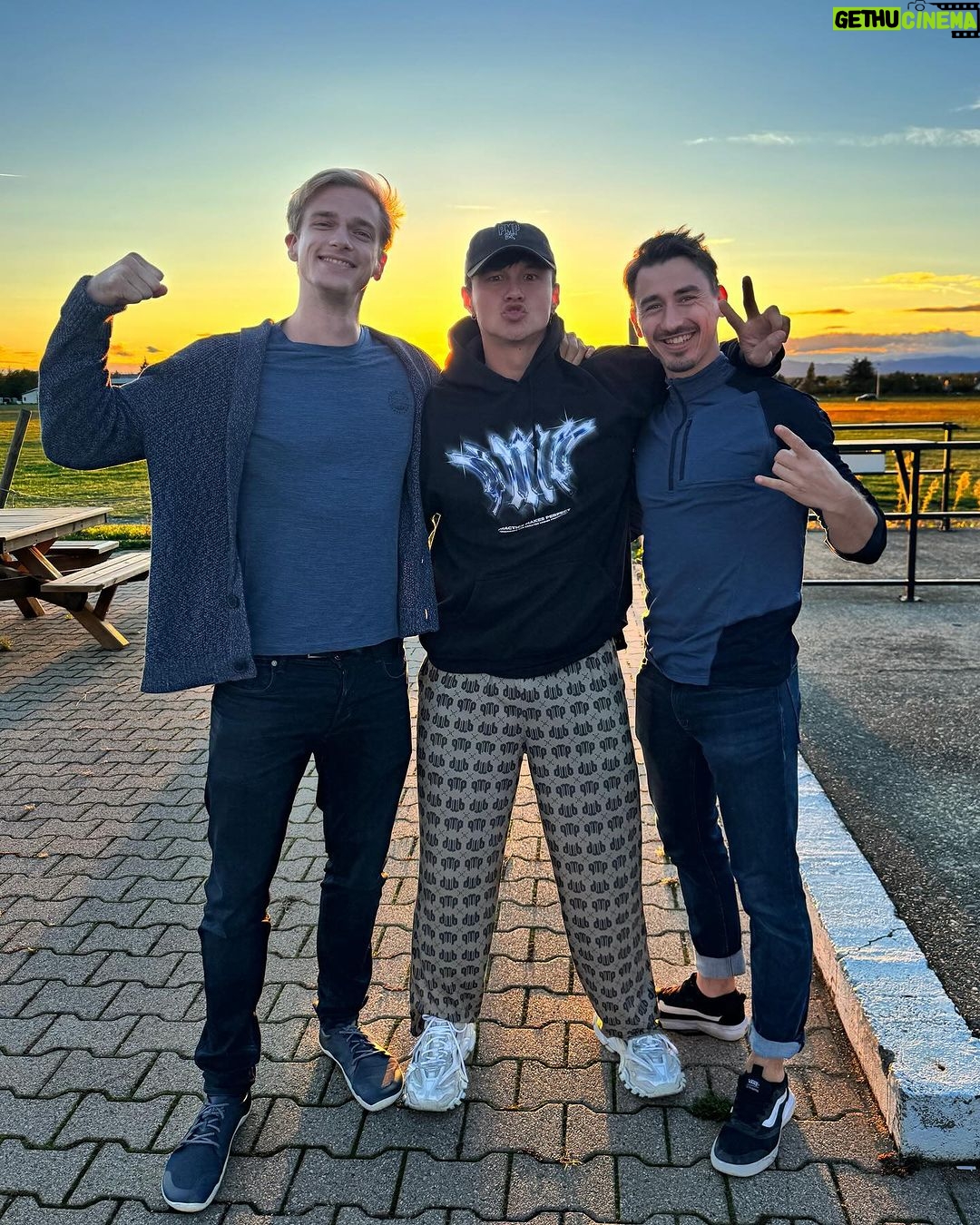 Tristan Defeuillet-Vang - 16.8K Likes - Rien de mieux que de s’envoyer en l’air avec copains Youtubeurs 🥰🪂
(le hoodie @pmp_factory arrive bientôt sur la boutique calmez-vous 💎)