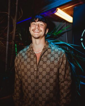 Tristan Defeuillet-Vang Instagram - 100.000€ à la clé. 10 créateurs de contenus. 1 seul gagnant. 🏆

Ça commence demain à midi sur la chaîne YouTube de Winamax. #PokerSociety

Ton pronostic ? 🤓