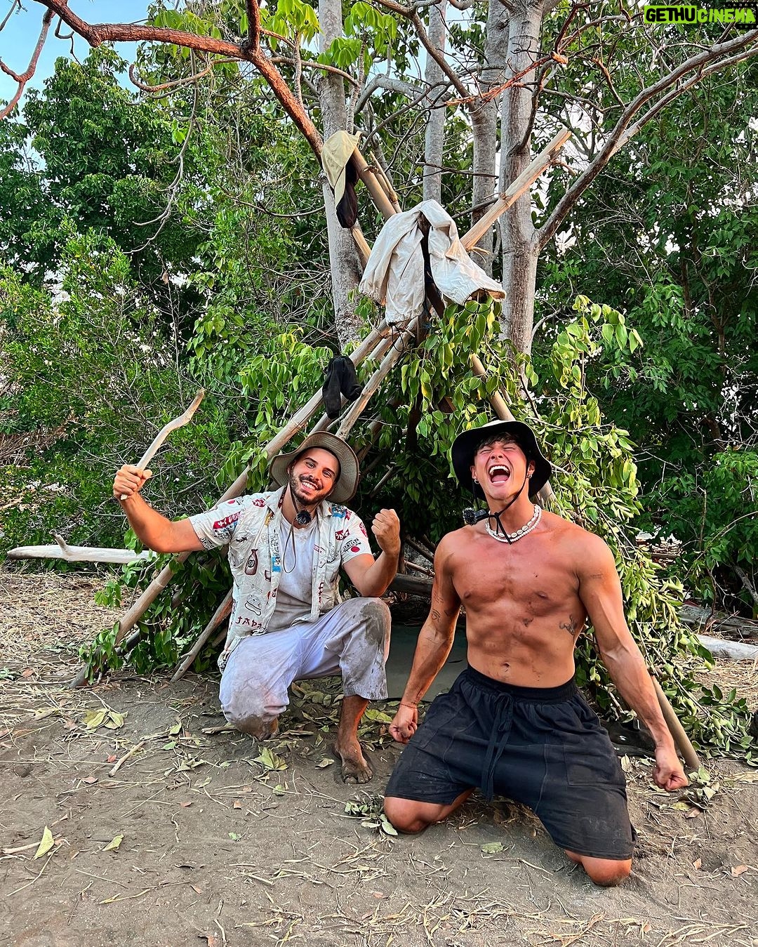 Tristan Defeuillet-Vang - 11K Likes - On a survécu 50h sur une île déserte, et voici quelques #backstage de ce tournage de FOU 😮💨🏝️
Merci pour l’accueil de la vidéo la mif 🤍
#SurvieSansExpérience #BTS #Experience
