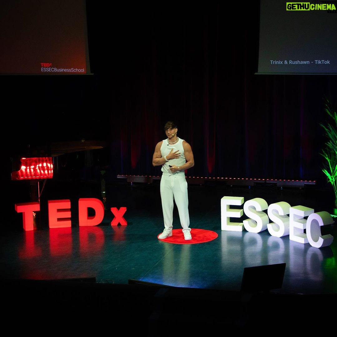 Tristan Defeuillet-Vang - 15.3K Likes - Petit Tristan qui s’est construit en regardant 3 TEDx par jour aurait du mal à croire que ces photos sont réelles et pourtant… 🥹🤌🏽
LA MIF ON A FAIT UN TEDx TALKS ZEBBBBBBBI 🤯😳😮💨😮💨
C’était CLAIREMENT l’expérience la plus STRESSANTE de ma vie et y’a trop de chose à dire en un seul post Insta’ alors…
Je t’attends sur YouTube.
À TOUT DE SUITE 🤍