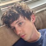 Troye Sivan Instagram - what’s up gang🧎🏻‍♂️