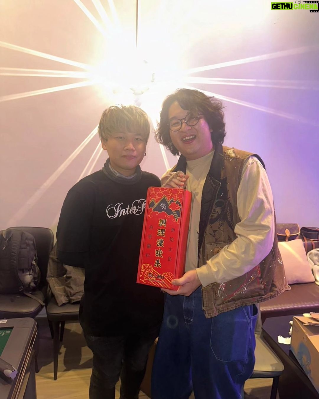 Tsui Ho-Cheong - 1K Likes - 十四年無見嘅同學
能夠約到半班出黎
一見番大家就認得
一開口大家都係咁on
開初個個都話驚尷
尷下尷下咪一樣咁開心
有趣的CT06A
。
#約下啦 #咁耐無見
#徐浩昌 #肥腸 #肥昌 #演員
#銀河海潤演藝有限公司