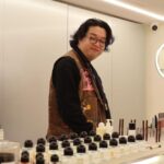 Tsui Ho-Cheong Instagram – 適逢假日
搵間好餐廳
再揀支靚香水
其實都幾美好啊～
。
咁美好嘅日子
隔離點解要係你 @sumiremak
同埋你痾屎可以唔使再話我知😂
。
#掛住大家 #所以浦下頭
#係時候出多啲event
#肥腸 #徐浩昌 #演員
#銀河海潤演藝有限公司