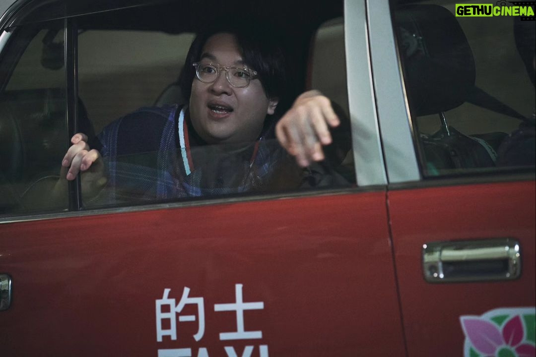 Tsui Ho-Cheong - 1K Likes - 在《不日成婚2》中
有兩場因片長問題剪走了
啊 啲心血啊
好想多啲喺大銀幕出現啊
但係套戲咁好睇又嬲唔落喎
唯有醒幾張劇照比大家幻想下
。
雖然剪走左兩場
不過放心喎
依然有我架✌🏻
。
同埋成套戲都真好睇
仲搞到人又笑住喊咁
男人老狗流馬尿
好醜怪架嘛
記得入場睇戲啊!
。
@readyorrot
#不日成婚2 #英皇電影
#今日正式上映
#徐浩昌 #肥腸 #演員
#銀河海潤演藝有限公司
