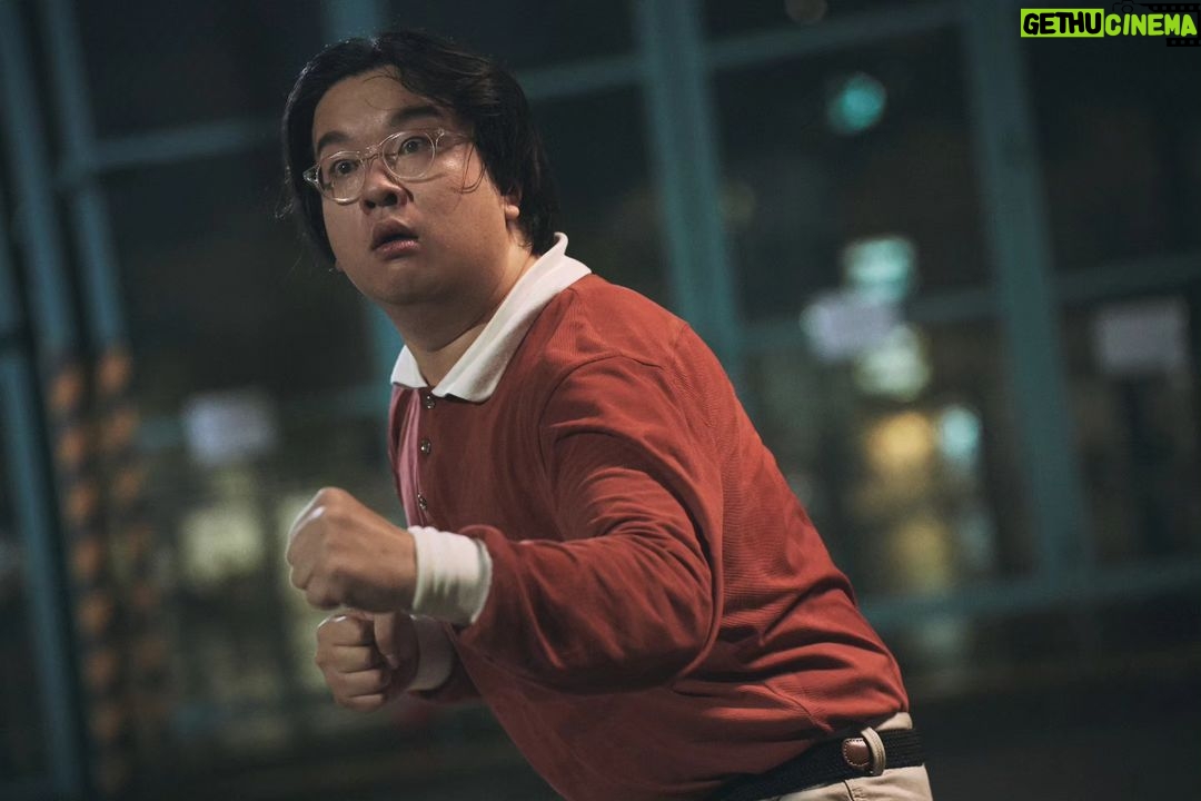 Tsui Ho-Cheong - 1K Likes - 在《不日成婚2》中
有兩場因片長問題剪走了
啊 啲心血啊
好想多啲喺大銀幕出現啊
但係套戲咁好睇又嬲唔落喎
唯有醒幾張劇照比大家幻想下
。
雖然剪走左兩場
不過放心喎
依然有我架✌🏻
。
同埋成套戲都真好睇
仲搞到人又笑住喊咁
男人老狗流馬尿
好醜怪架嘛
記得入場睇戲啊!
。
@readyorrot
#不日成婚2 #英皇電影
#今日正式上映
#徐浩昌 #肥腸 #演員
#銀河海潤演藝有限公司