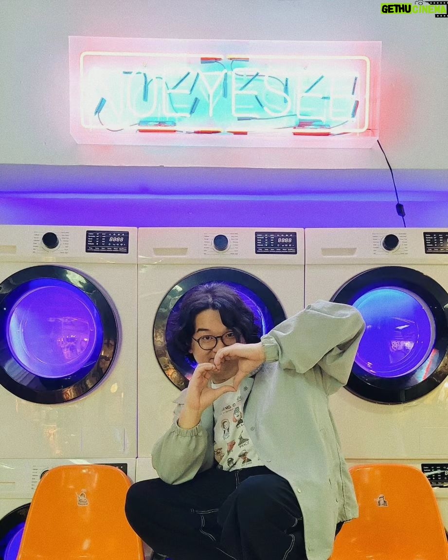 Tsui Ho-Cheong Instagram - 最近奇遇多籮籮 片面睇的事 深入觀察又會有另一體會 多謝來自大家各界嘅愛 努力學緊好好愛自己 就讓我繼續成為充滿愛的肥腸吧 肥腸真的很幸福🫶🏻 。 影相嘅呢度係旺角兆萬中心6樓 @noeyeseeseeseen_market 係我同Max的小小心血 來感受我們對這土地的愛吧 。 #我就是愛 #多謝愛 #徐浩昌 #肥腸 #演員 #銀河海潤演藝有限公司