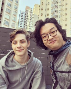 Tsui Ho-Cheong Instagram - 大膽！
我個天台 夠膽不請自來
不過我鍾意 有趣嘅緣份
。
@eneuxi
來自烏克蘭的創作者
大家要人可以留意下
。
#Welcome
#有限嘅英文都要好好溝通
#頭都未梳失禮晒
#有趣的人生
#徐浩昌 #肥腸 #演員 
#銀河海潤演藝有限公司