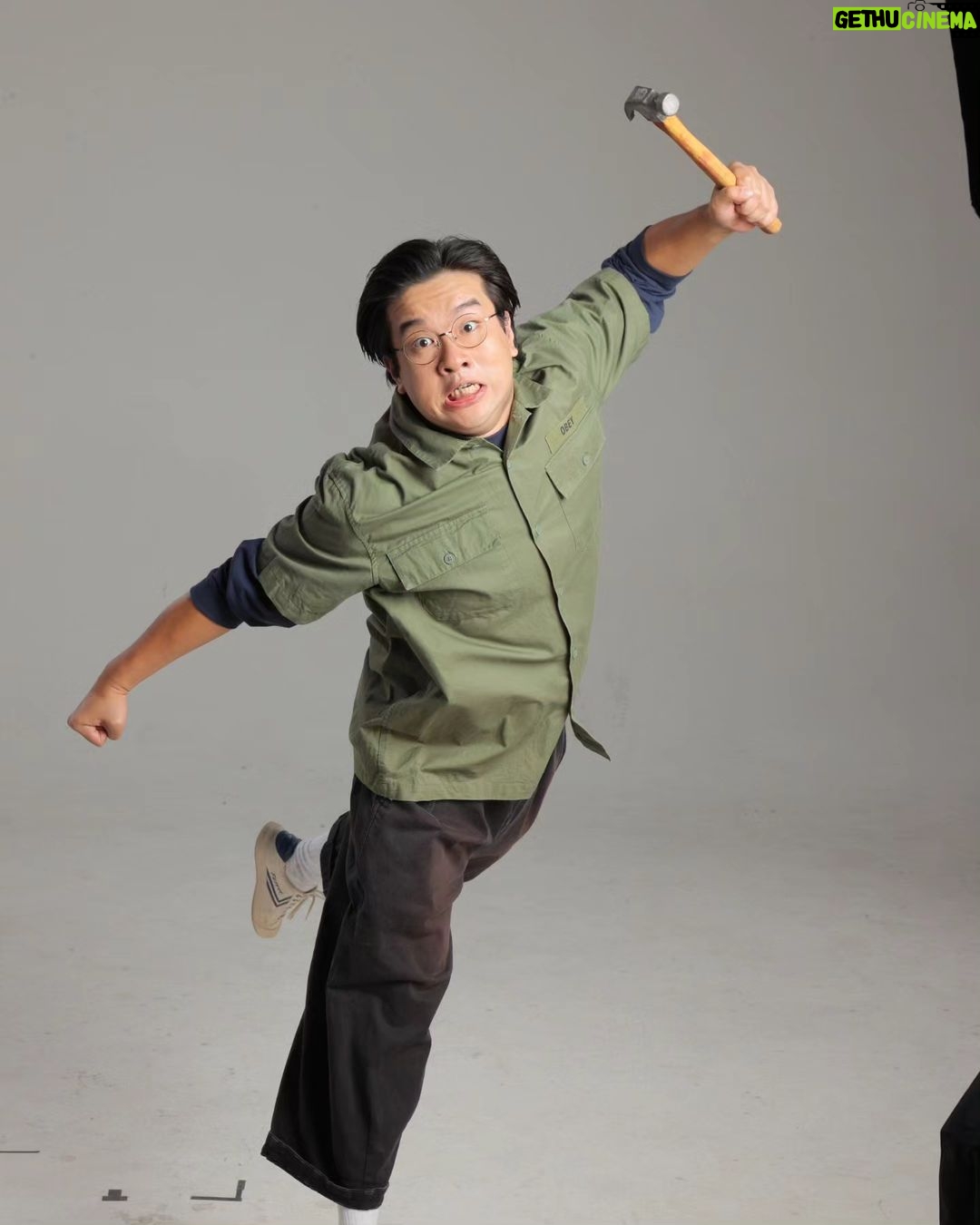 Tsui Ho-Cheong - 1K Likes - 喜劇正經做
正劇喜感做
分唔到咁多架啦
做得夠爽開心左先
買飛入場爽爽佢啦
。
電影《夜校》
11月2日正式上映
。
《夜校》首映禮
10月28日 17:00 YOHO MALL
。
#今次係正經擔當
#啲StudioShot好有喜感
#仲有好多劇照慢慢出
#夜校 #電影 #大Ming
#肥腸 #徐浩昌 #演員
#銀河海潤演藝有限公司